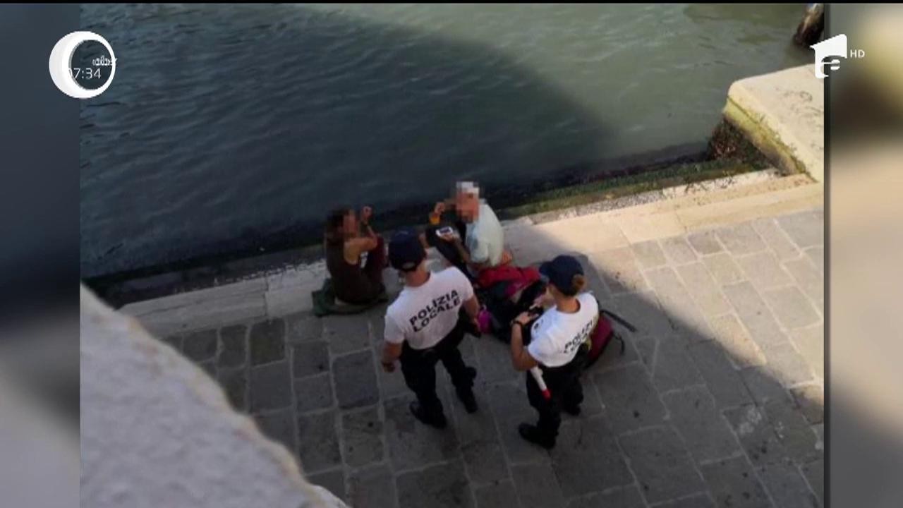 Doi turişti germani, amendaţi pentru că au gătit &icirc;n public, la Veneţia