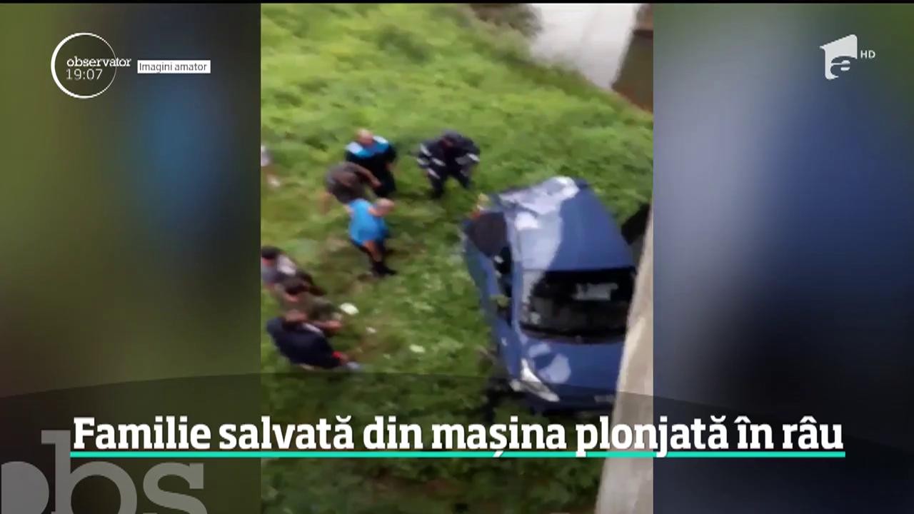 O familie &icirc;ntreagă a supravieţuit miraculos, după ce a a plonjat pe malul unui r&acirc;u, de la aproape patru metri &icirc;nălţime