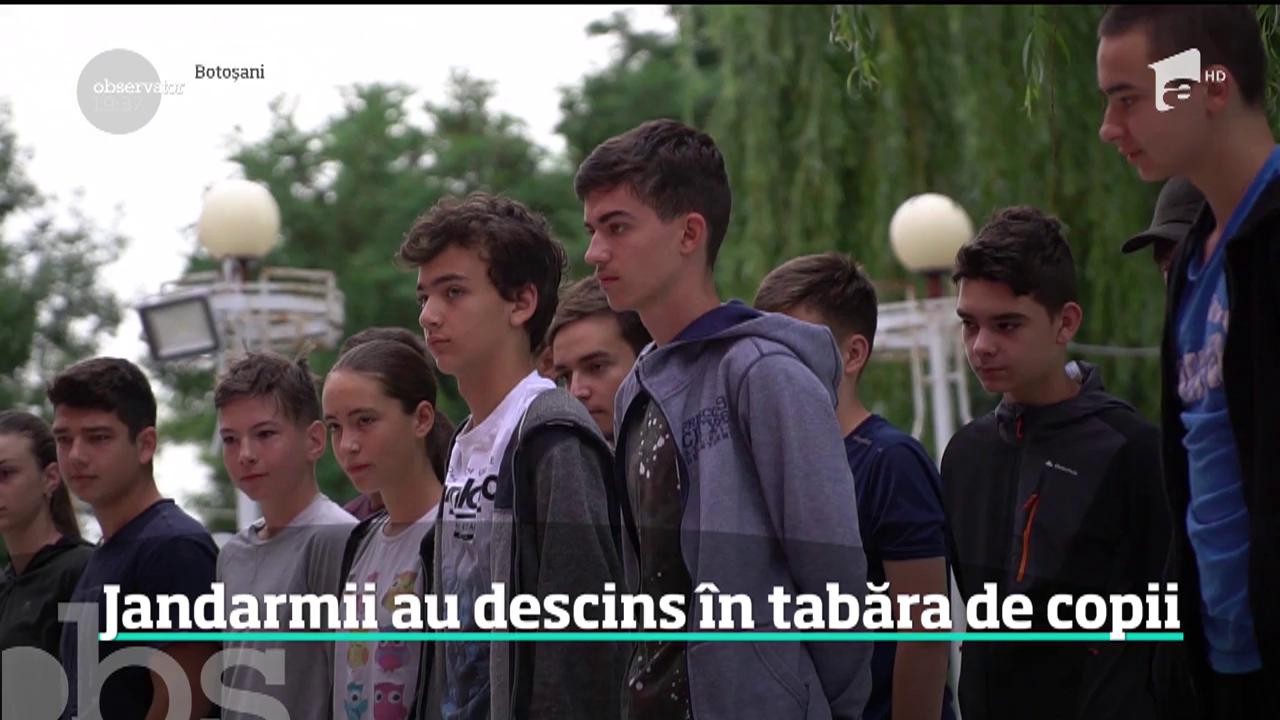 Treziţi de bătăile &icirc;n uşă ale jandarmilor &icirc;n zorii zilei. A fost experienţa de care au avut parte 35 de copii veniţi &icirc;n tabără l&acirc;ngă Botoşani