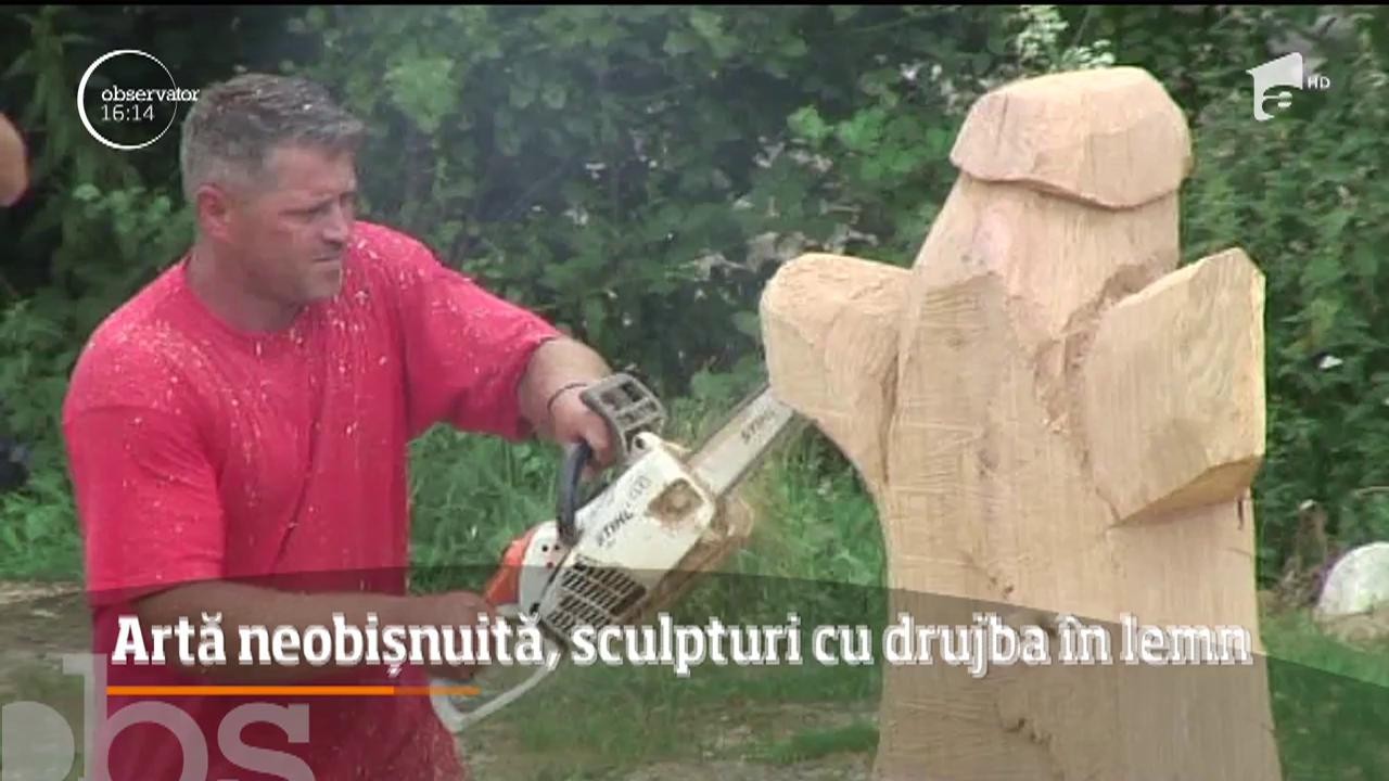 O lume fantastică sculptată &icirc;n lemn a apărut &icirc;ntr-o localitate din V&acirc;lcea. Cu ajutorul drujbelor, mai mulţi artişti s-au &icirc;ntrecut să dea formă unor personaje imaginare