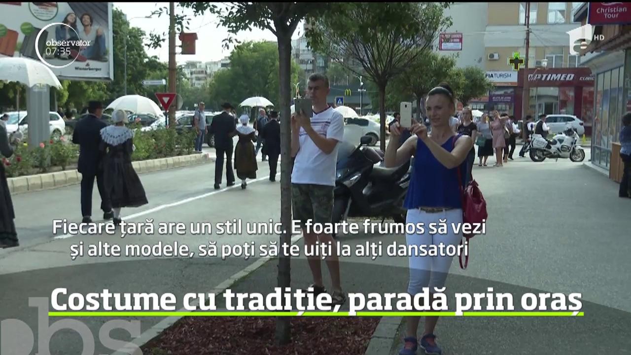 Tradiţii, muzică şi ritmuri ameţitoare pe străzile din Buzău