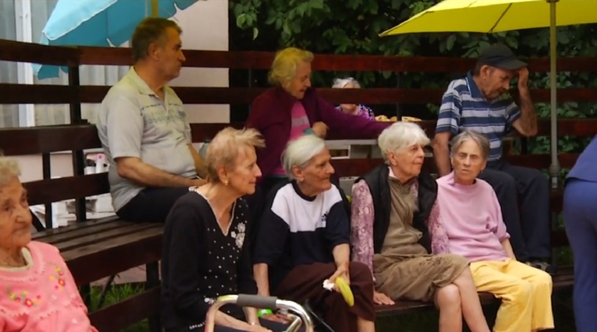 Bătr&acirc;nii de la un cămin din Capitală au dansat, au c&acirc;ntat și s-au bucurat de surprize