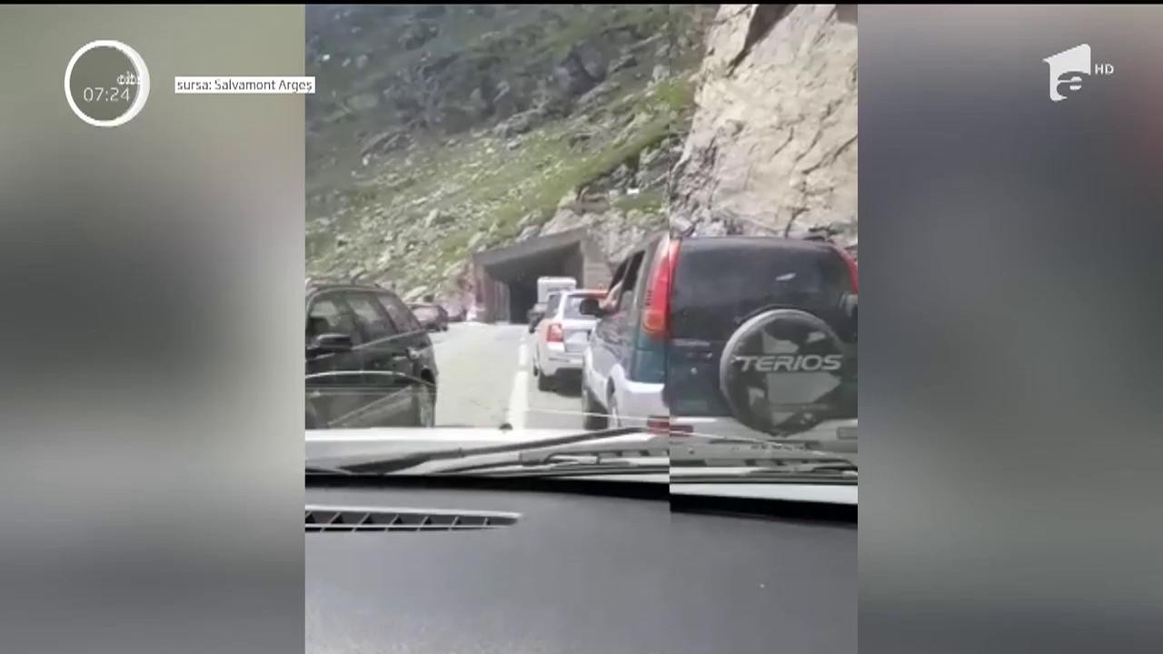 Intervenţie la limită pe Transfăgărăşan! Aglomeraţia a blocat salvamontiştii care trebuiau să ajungă la un bărbat rănit, la B&acirc;lea Lac