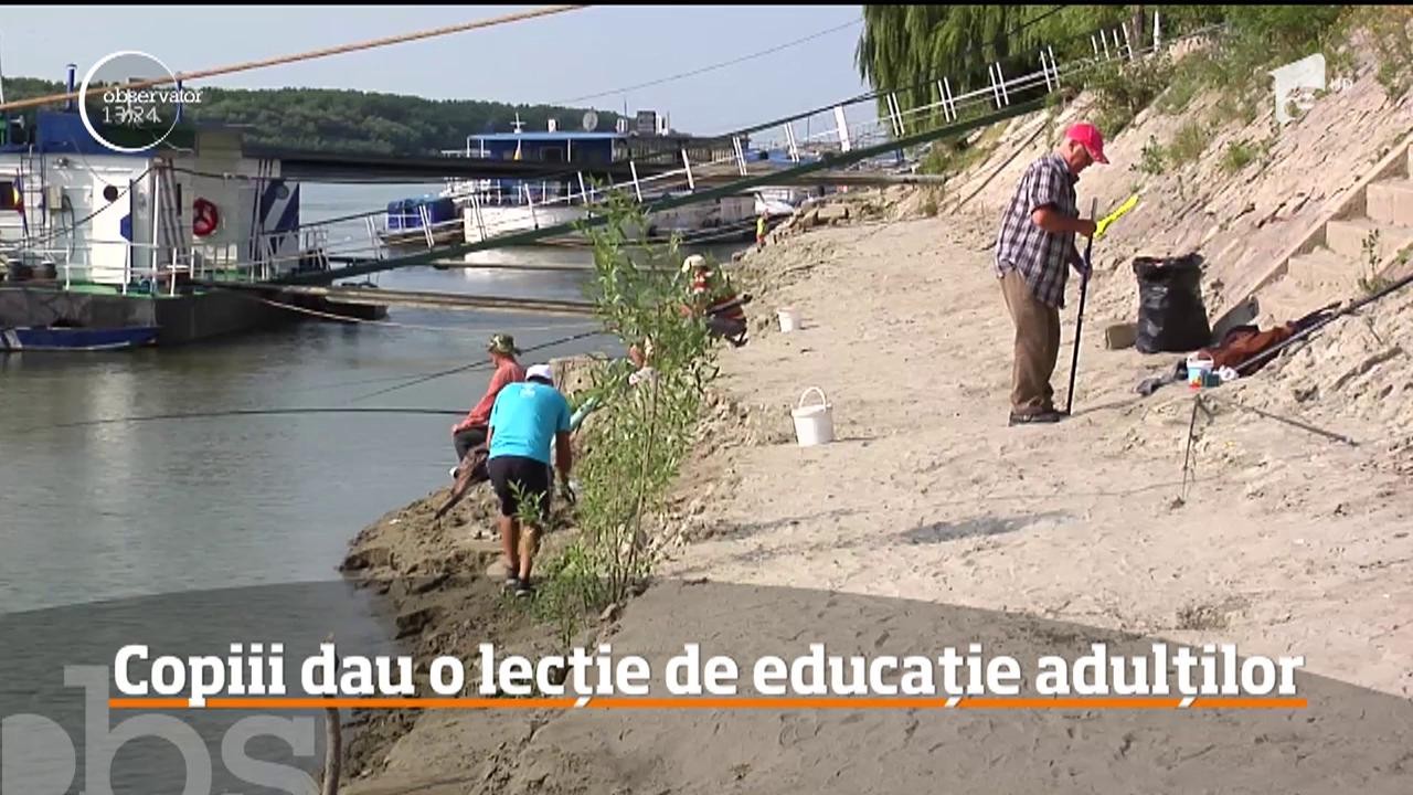 Zeci de copiii din Brăila au mers să str&acirc;ngă fiecare rest de gunoi aruncat de oamenii nepăsători care-şi petrec timpul pe faleza Dunării