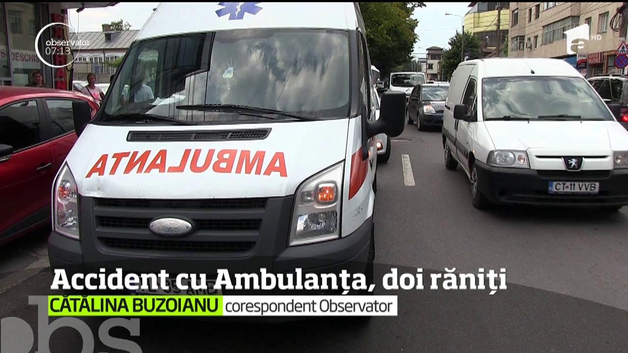 Un șofer a ignorat semnul STOP la intrarea &icirc;ntr-o intersecţie şi a provocat un accident &icirc;n lanţ &icirc;n care a fost implicată inclusiv o Ambulanţă