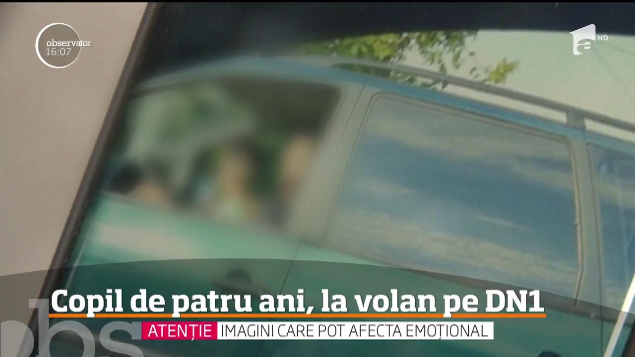 Un copil de patru ani a fost filmat &icirc;n timp ce conducea maşina &icirc;n braţele tatălui său pe Drumul Naţional 1, &icirc;n apropiere de Ploieşti!