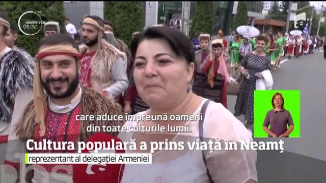 Festivalul Internaţional de Folclor Ceahlăul este prilejul care a reunit zeci de artişti din şapte ţări &icirc;n oraşul din nordul Moldovei