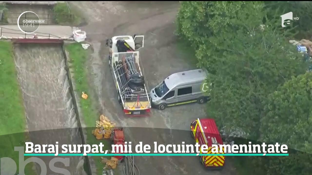 Mii de oameni au fost evacuaţi peste noapte dintr-un orăşel din nordul Angliei din cauza unui baraj care ameninţă să se rupă