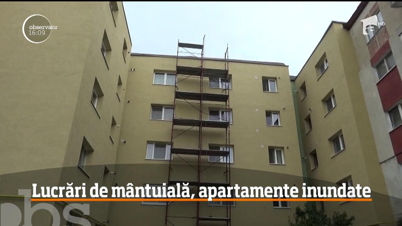Le plouă &icirc;n apartamente, ca afară! Este situaţia cu care se confruntă mai multe familii care locuiesc &icirc;ntr-un cartier din Bistriţa!