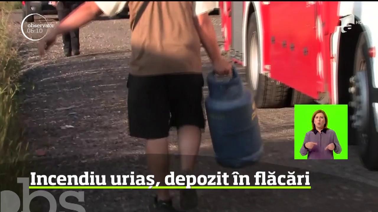 Incendiu uriaş &icirc;n Bihor! Un depozit de deşeuri reciclabile a ars
