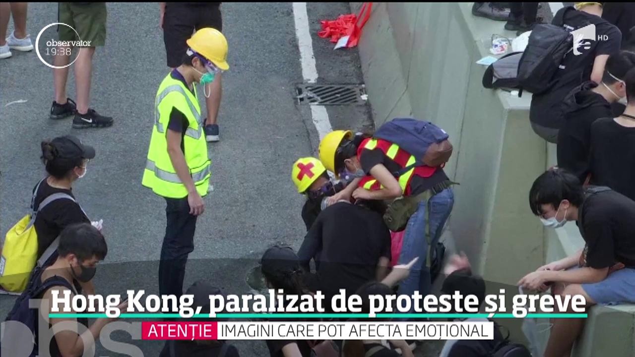 Hong Kong, paralizat de proteste și greve. O maşină a intrat &icirc;n plin &icirc;ntr-o baricadă ridicată de protestatari