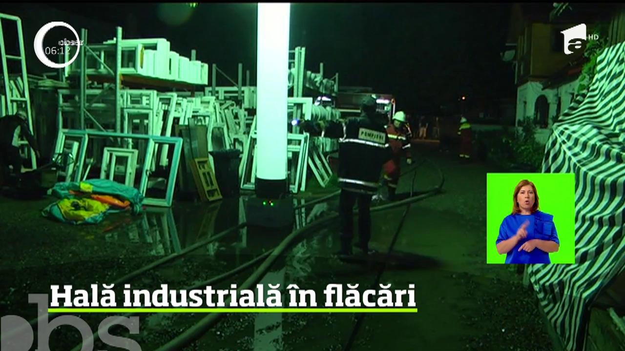 Incendiu puternic la o hală industrială din T&acirc;rgu Neamţ