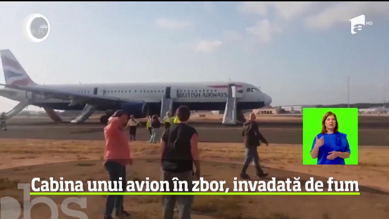 Cabina unui avion &icirc;n zbor, invadată de fum