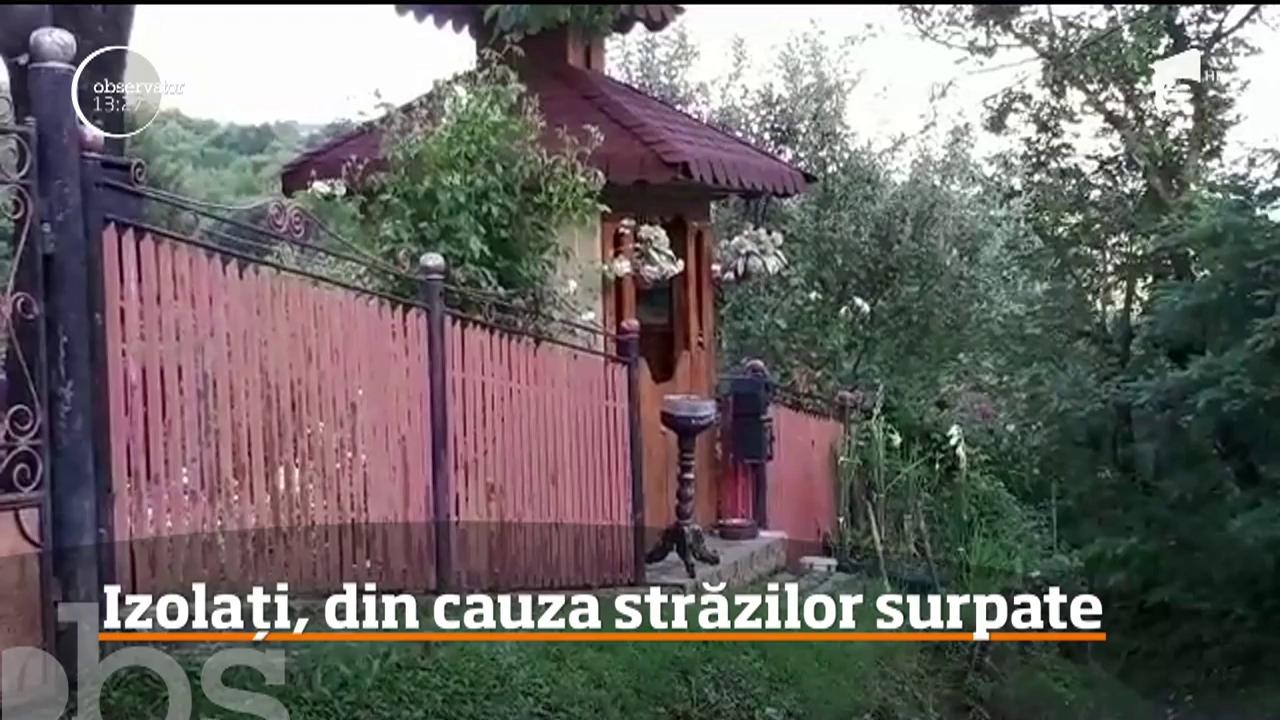 Zeci de familii din D&acirc;mboviţa, izolate de alunecări de teren! Drum principal s-a surpat!