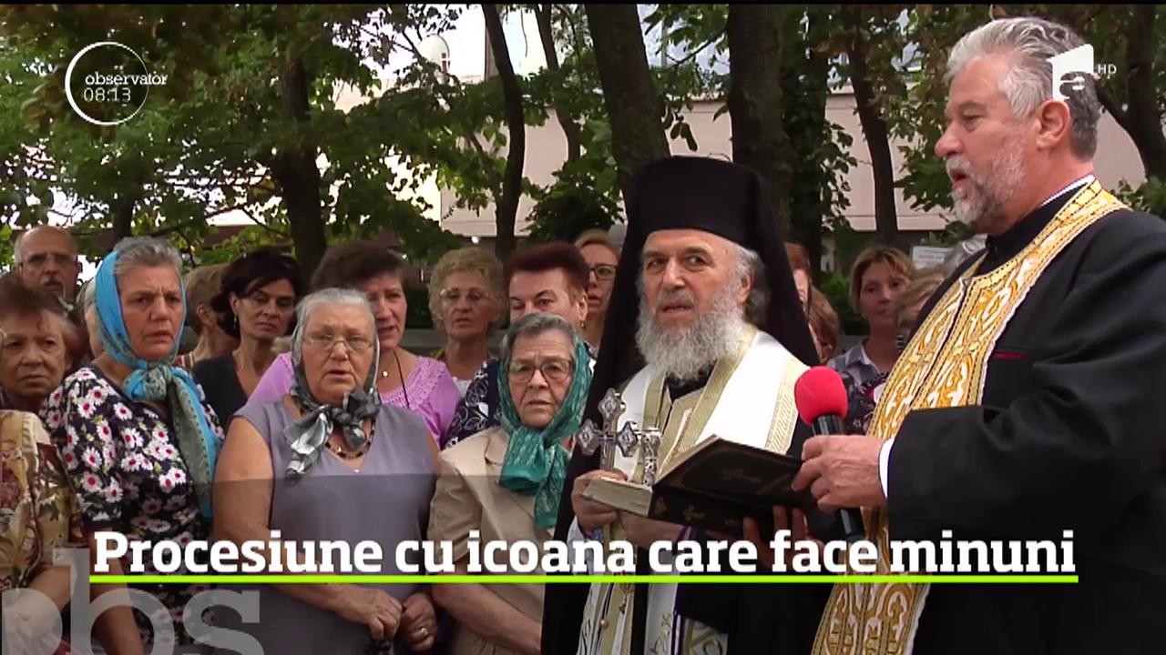 Procesiune impresionantă cu icoana făcătoare de minuni a Maicii Domnului, la Galaţi. Zeci de credincioşi i-au &icirc;nsoţit pe preoţi prin oraş