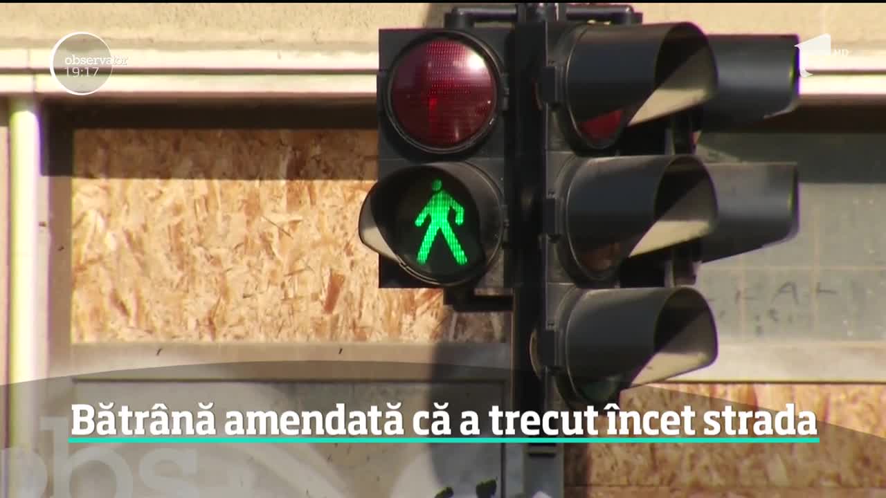 Bătr&acirc;nă amendată de polițiști că a trecut &icirc;ncet strada. Intreaga poveste şi reacţiile