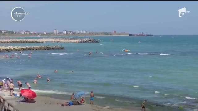Temperaturile ridicate au adus turiştii pe litoral. Aglomeraţie pe plajă și &icirc;n Costineşti
