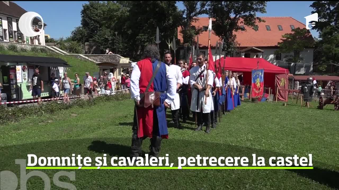 Domniţe, cavaleri şi meşteşugari, petrecere &icirc;n curtea Castelului Corvinilor din Hunedoara
