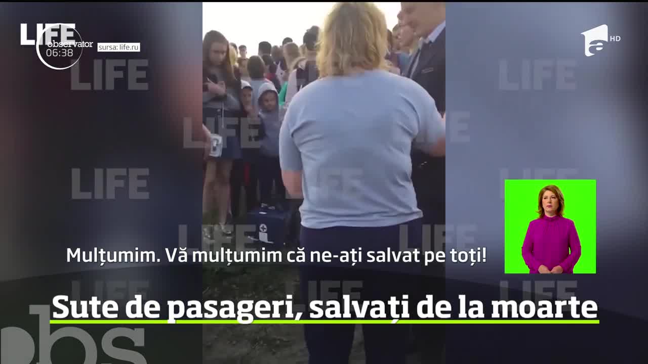 Imagini din timpul aterizării &icirc;ntr-un lan de porumb, cu un motor defect şi cu al doilea grav avariat. Piloţi din Rusia au salvat 230 de pasageri de la moarte