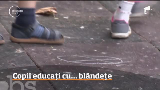 "Parentingul cu bl&acirc;ndeţe", modul sănătos de educare a copilului, este varianta pe care merg din ce &icirc;n ce mai mulţi părinţi