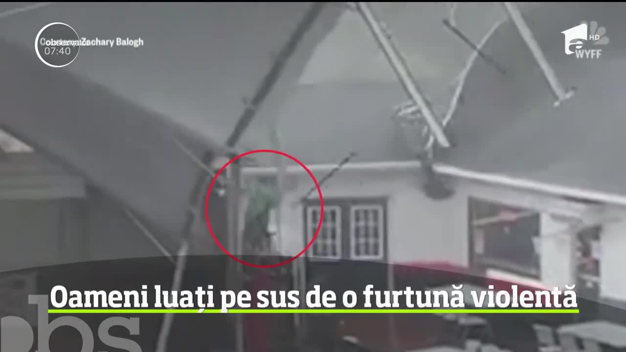 Imagini incredibile din Statele Unite! V&acirc;ntul foarte puternic a luat pur şi simplu pe sus doi oameni, pe terasa unui restaurant