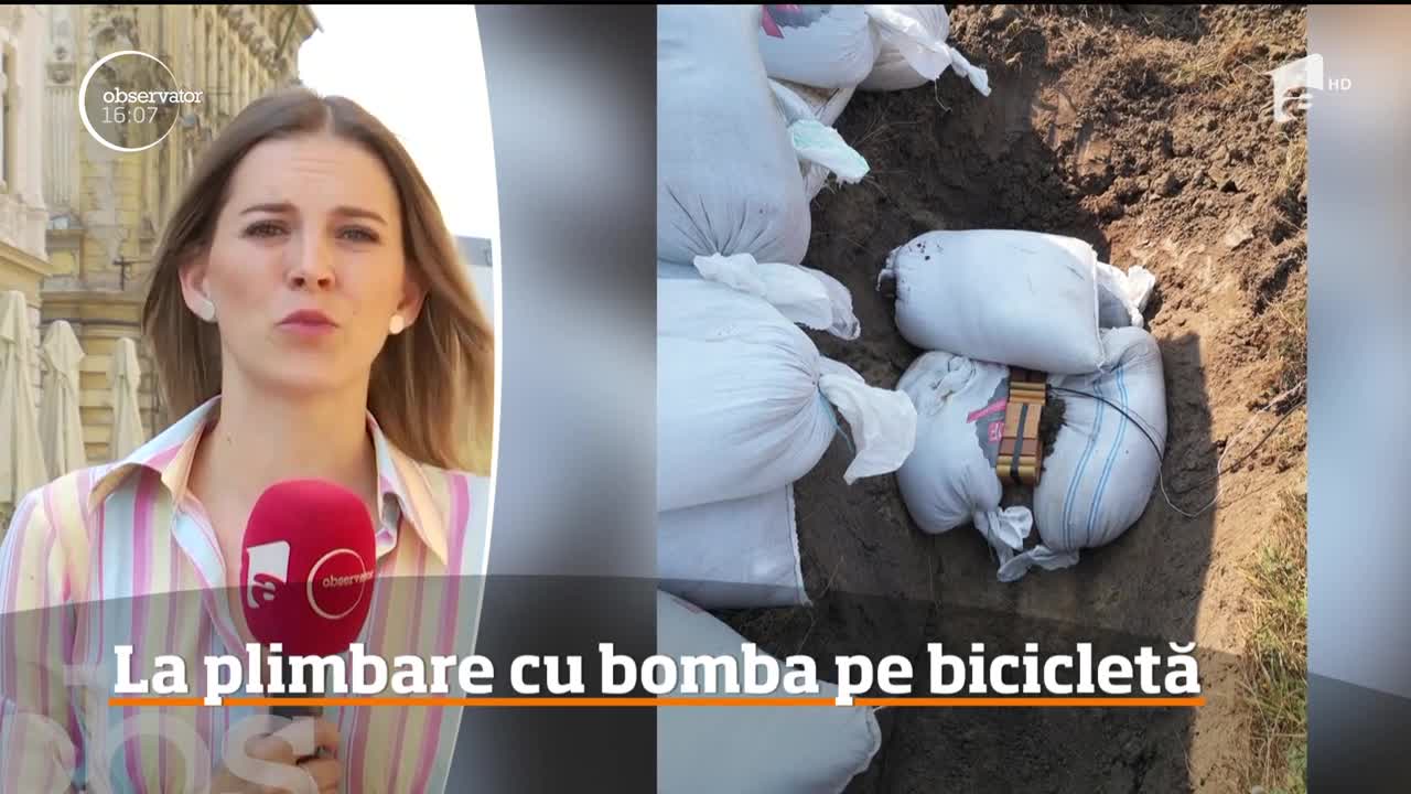 Imagini şocante pe o şosea din judeţul Arad. Un bărbat a fost filmat &icirc;n timp ce mergea cu bicicleta av&acirc;nd sub şa o bombă de aviaţie de 50 de kilograme