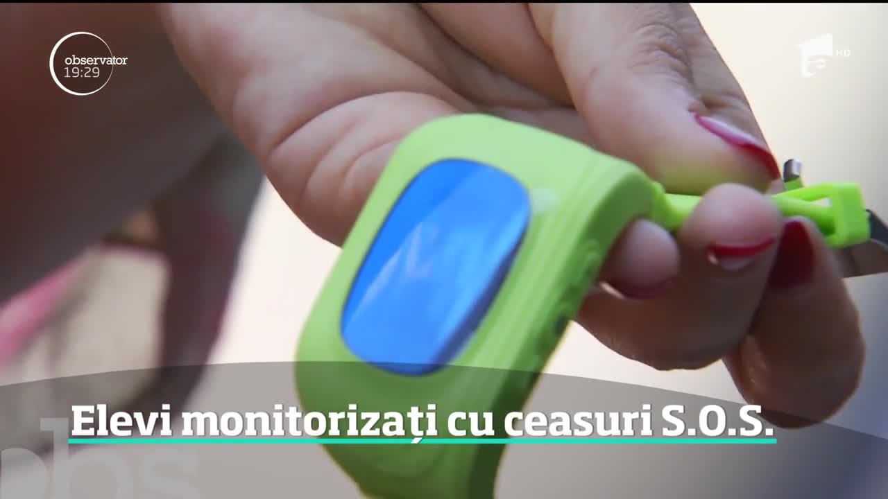 Copiii care &icirc;nvaţă &icirc;n cele mai periculoase cartiere din Bucureşti primesc ceasuri cu buton de panică