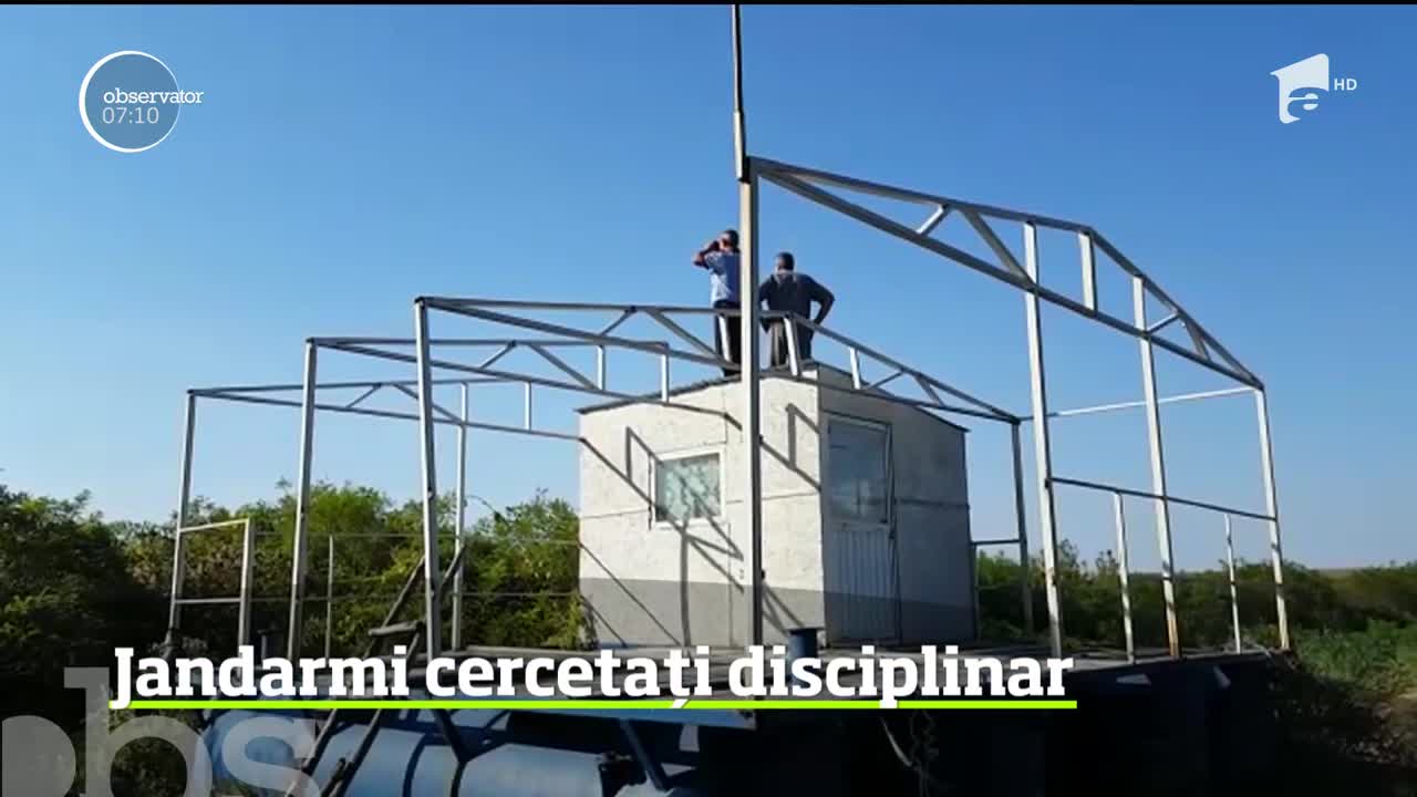 Trei jandarmi sunt cercetaţi disciplinar după ce fotografii &icirc;n care apăreau alături de doi evadaţi