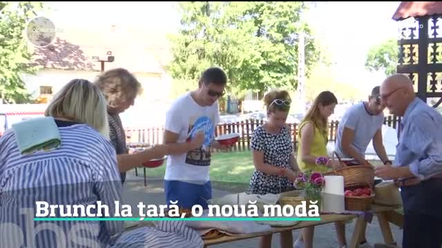 Viaţa la ţară atrage tot mai mulţi tineri de la oraş. Sătenii organizează brunch-uri cu produse tradiţionale