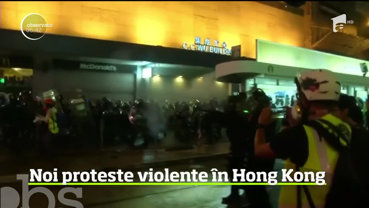 Confruntări violente la Hong Kong după ce protestatarii au ieşit &icirc;n stradă