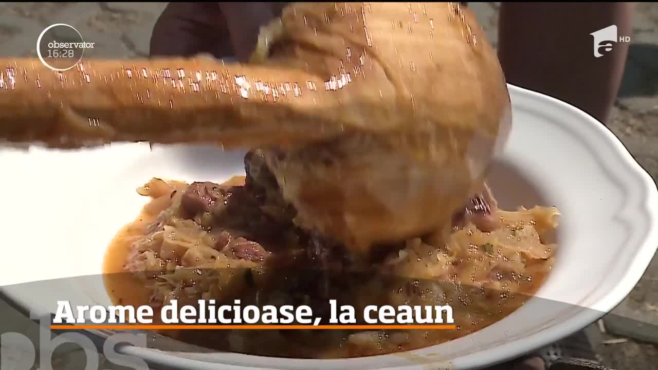 Concurs de gătit la ceaun, &icirc;n T&acirc;rgu-Mureş. Bucătarii au venit cu cele mai bune reţete