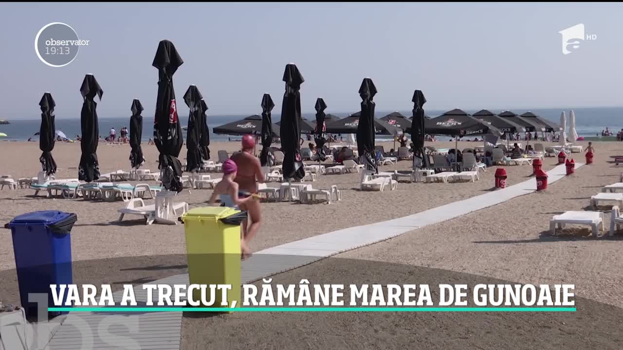 Munţii de gunoaie care acoperă plajele la final de sezon alungă turiştii. Ce explicaţii au autorităţile