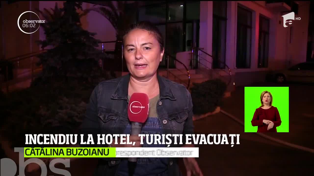 Momente de panică pe litoral! Zeci de turişti din Mamaia au făcut noapte albă, după ce o &icirc;ncăpere a hotelului unde erau cazaţi a luat foc