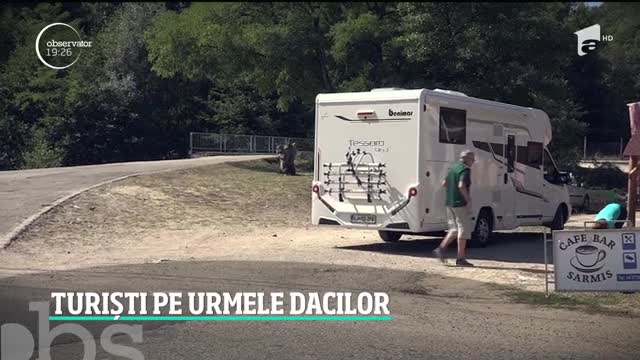 Turiști pe urmele dacilor, l&acirc;ngă Sarmizegetusa Regia