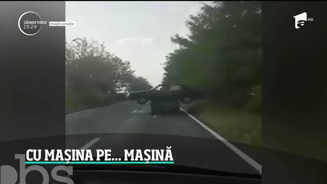 Imagine pur rom&acirc;nească: o maşină pusă peste alta a făcut furori &icirc;n trafic