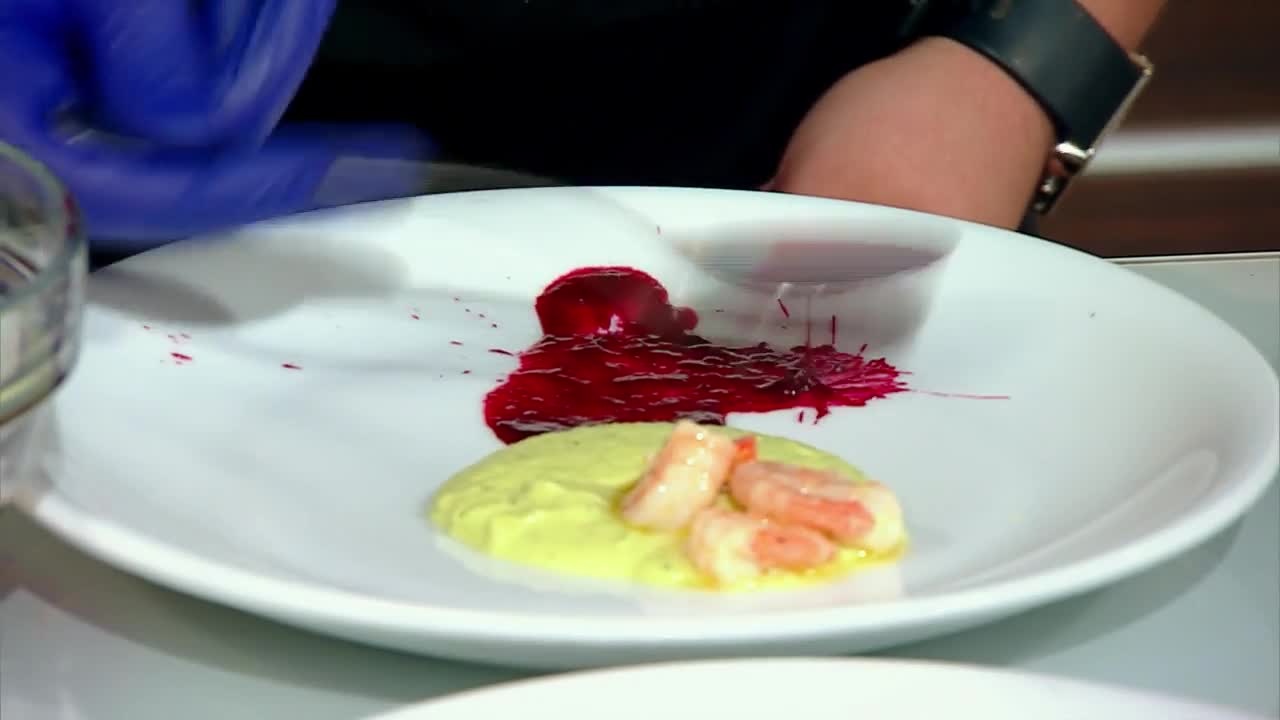 Chefi la cuţite. Claudiu Pascariu, bucătarul care a lansat un nou concept: cooking-bro. Chef Cătălin Scărlătescu: "Farfuria ta e de trei dimensiuni"