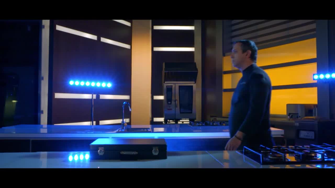 &Icirc;ncepe sezonul 7 al show-ului culinar, "Chefi la cuţite". Chef Scărlătescu: "Ajunge cu norocul lui Dumitrescu şi supremaţia lui Bontea. Ăsta sper să fie sezonul meu!"