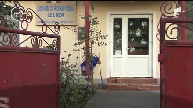 O bunică de 83 de ani munceşte de 40 de ani la grădiniţa din Leurda, judeţul Gorj