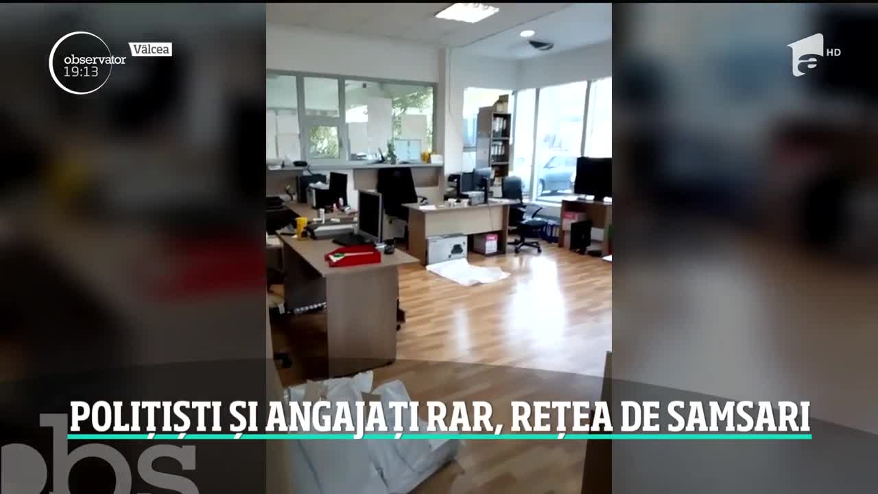Anchetă de amploare &icirc;n trei judeţe din Rom&acirc;nia! Poliţişti-samsari şi inspectori RAR cu mita ascunsă &icirc;n scrumierele maşinilor
