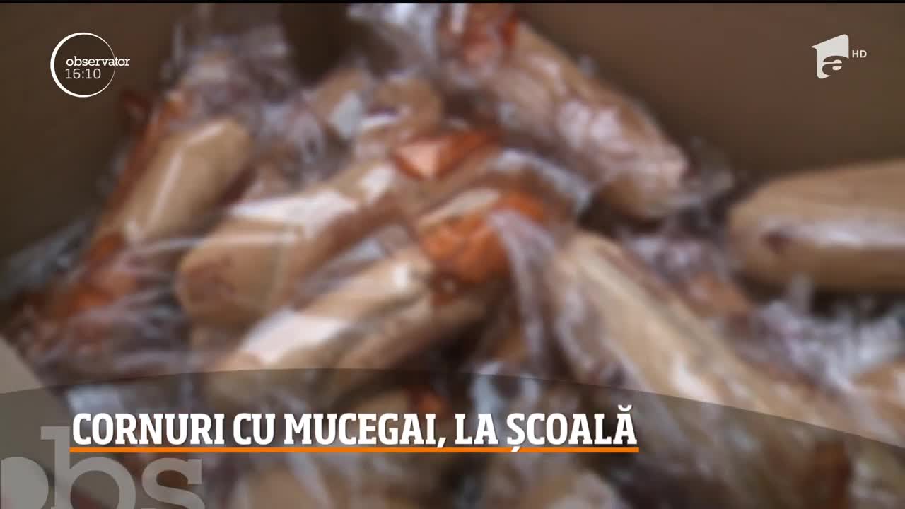 Copiii dintr-o localitate mureşeană au primit, la şcoală, cornuri mucegăite şi fără dată pe ambalaj