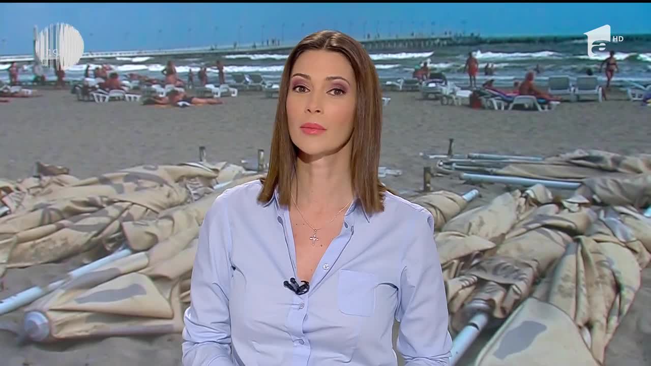 Turiştii care au venit la mare la sf&acirc;rşitul sezonzului estival se bronzează printre remorci