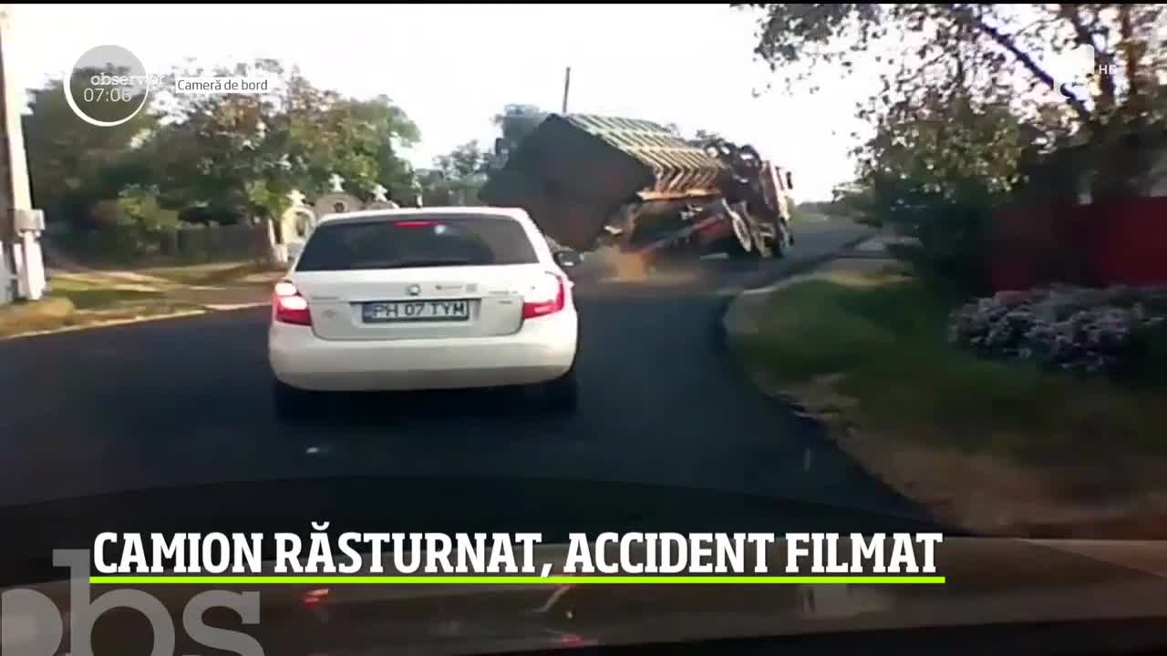 Accident spectaculos filmat pe un drum naţional din Bacău. Un autocamion ce transporta fier vechi s-a răsturnat &icirc;ntr-o curbă