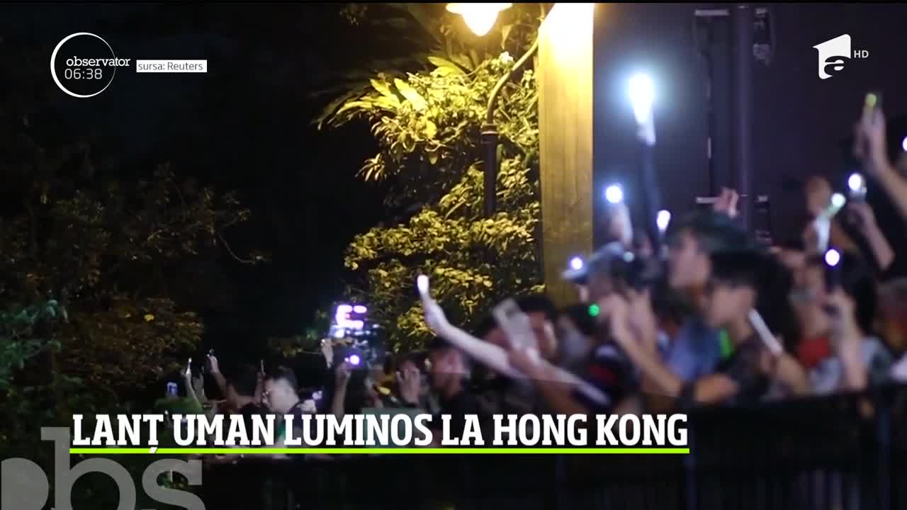 Lanţ uman luminos făcut de manifestanţii pro-democraţie, &icirc;n Hong Kong