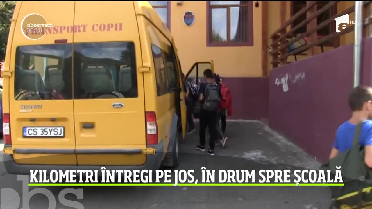 Zeci de elevi dintr-o localitate din Caraş-Severin merg pe jos kilometri &icirc;ntregi pentru a ajunge la cursuri
