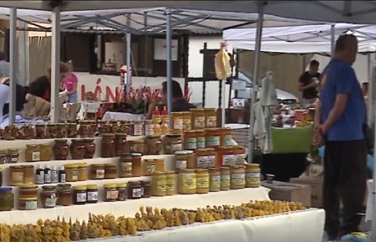 Târg de miere, la Sighișoara. Apicultorii au prezentat şi combinaţii proprii, cu cânepă şi frunze de lime