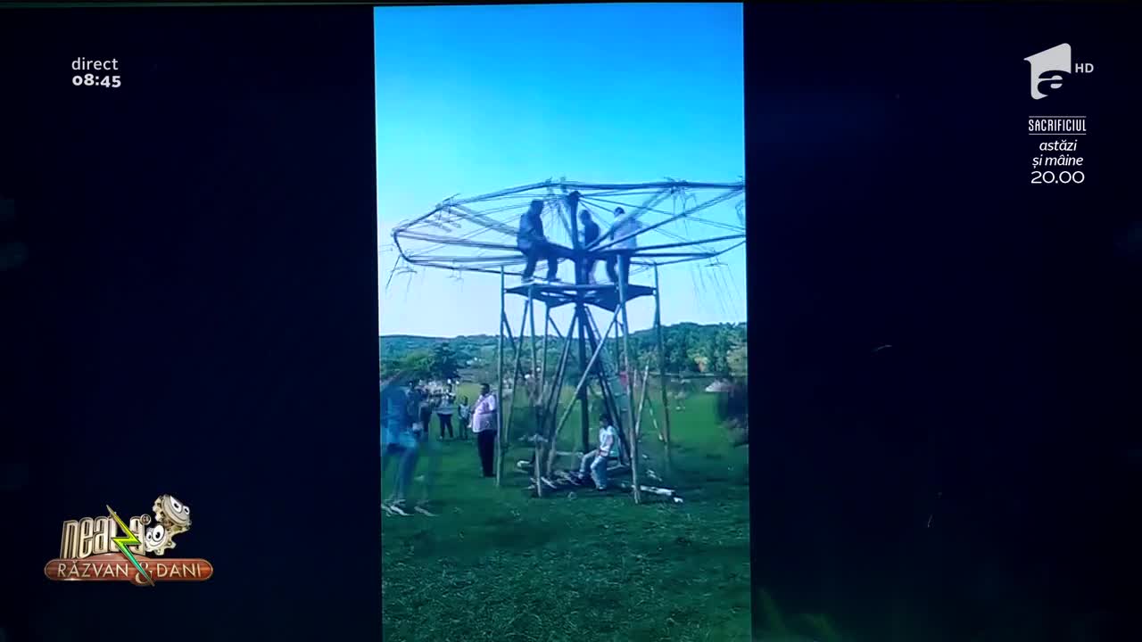 Smiley News - Neatza cu Răzvan și Dani. Carusel rotativ cu lanțuri, &icirc;nv&acirc;rtit manual. B&acirc;lciul de la sat, Rom&acirc;nia 2019