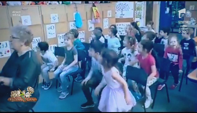 Smiley News - Neatza cu Răzvan și Dani. Educatoarea și copiii. Cum imită aceștia că se află într-un autobuz