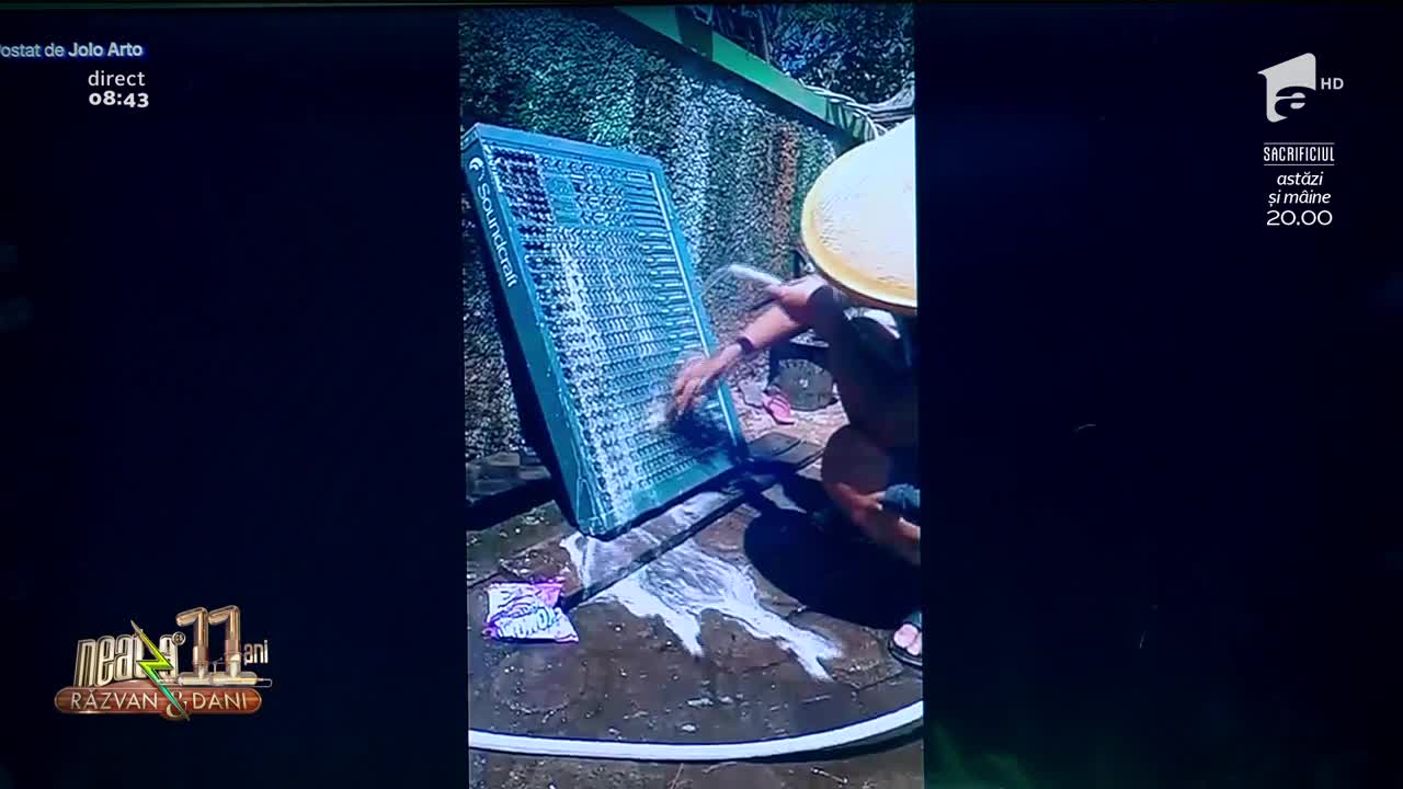 Smiley News - Neatza cu Răzvan și Dani. Mixerul unui DJ, spălat cu apă și detergent