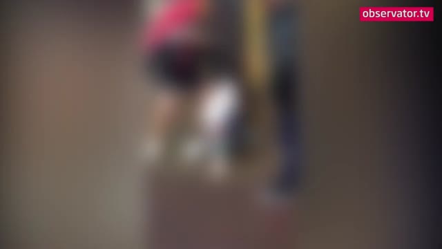 Genunchiul bătut. Băiat pus în genunchi şi bătut cu sălbăticie în Bucureşti (Video)