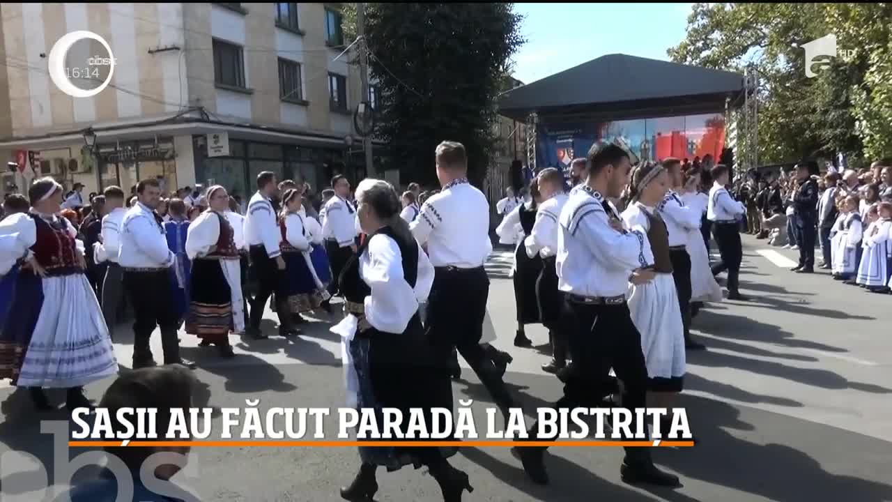 Parada sașilor de la Bistriţa. Au defilat &icirc;n costume tradiţionale care au aparţinut străbunicilor